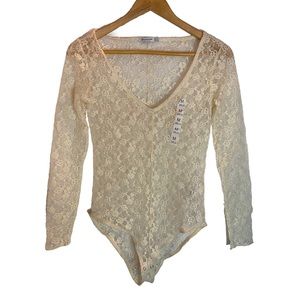 NWT Stradivarius cream lace women’s bodysuit- Size medium